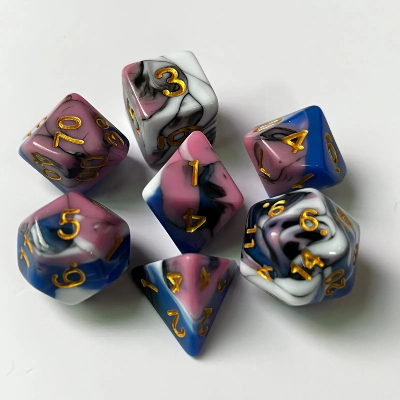 ชุดลูกเต๋าอะคริลิกทรงหลายเหลี่ยมสำหรับเล่นเกมบทบาทสมมติ ลูกเต๋าหลากสีสำหรับเกมในแก้วและงานปาร์ตี้