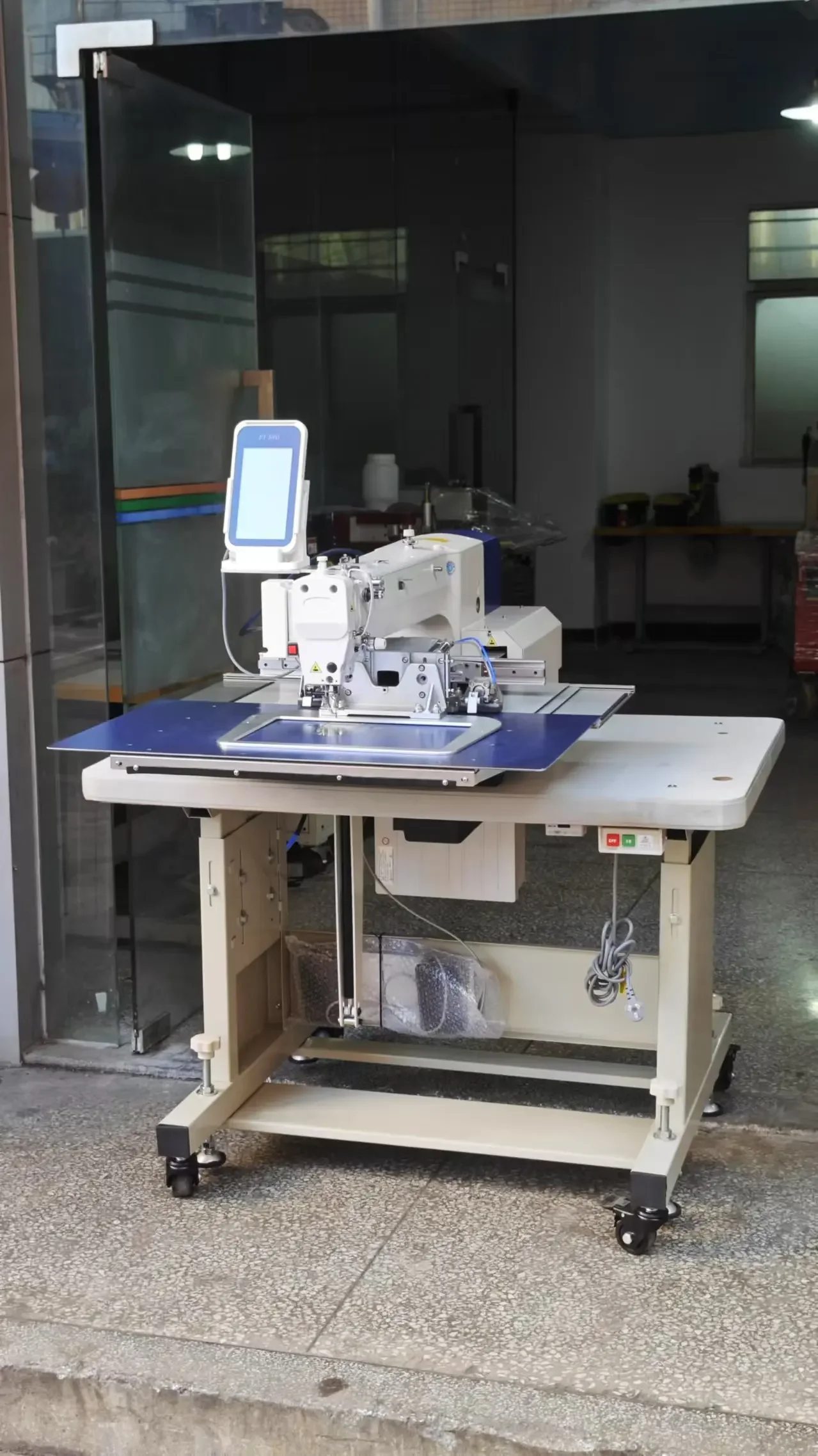 Macchina da cucire industriale con funzionamento computerizzato elettrico con componente motore con nucleo automatico a letto cilindrico