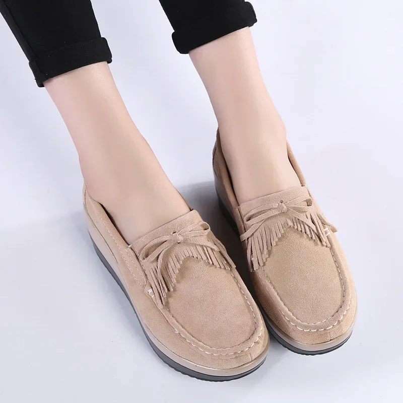 

2024 Moccasins Spring and Autumn Outdoor Tassel Muffin Women's Wedge Mom Flat Rocking Shoes Loafers Women's Shoes