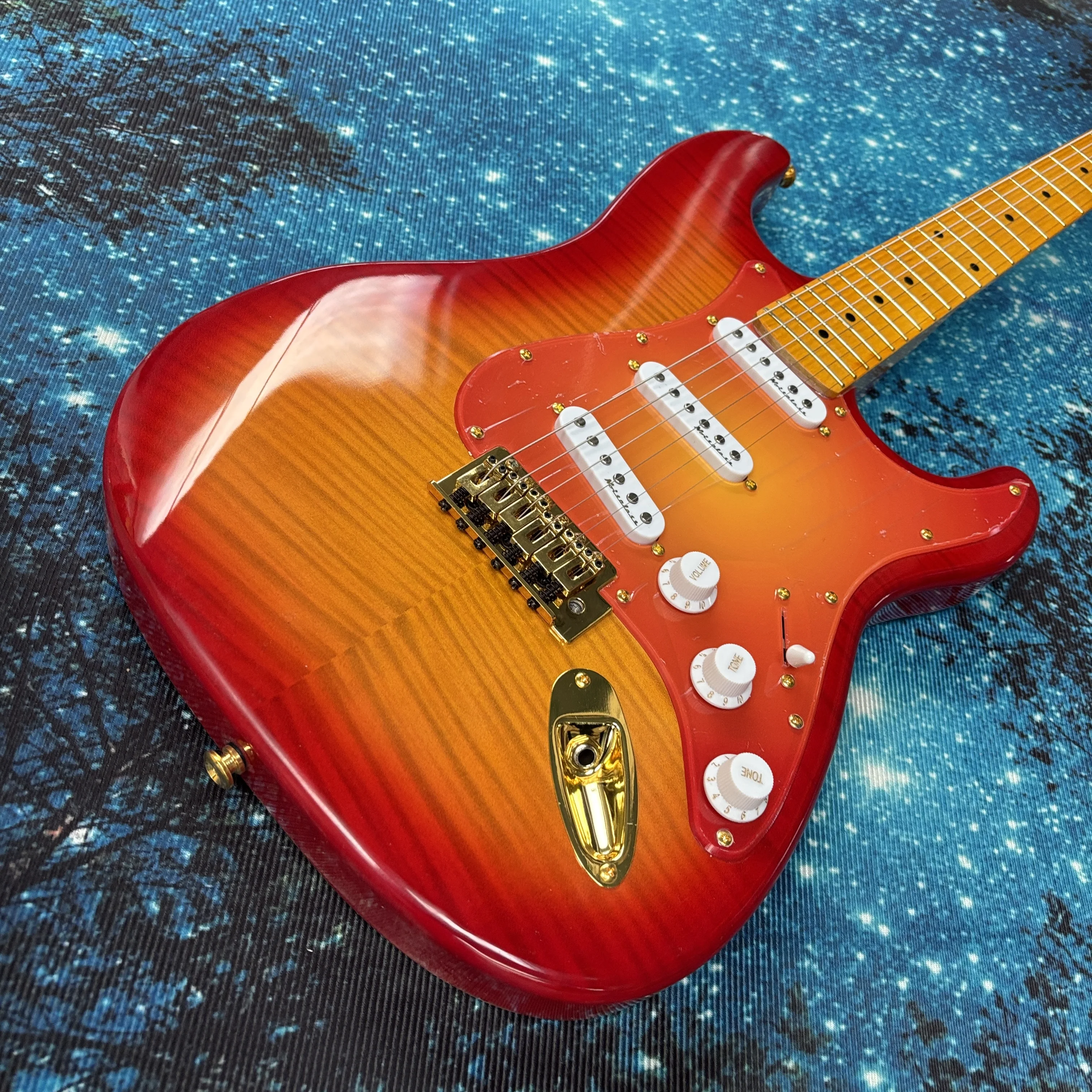 Red-orange gradient electric guitar, gold hardware electric guitars, SSS pickup electric guitarra