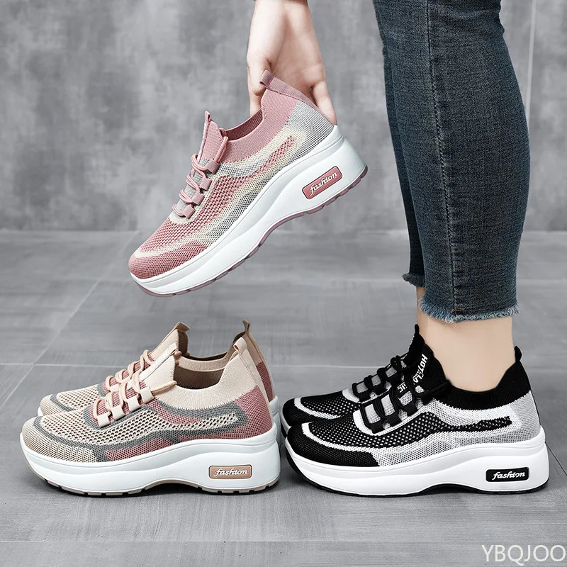 新しいファッショナブルな万能レディースシューズ、春のカジュアルランニング、通気性のある軽量厚底身長アップシューズ