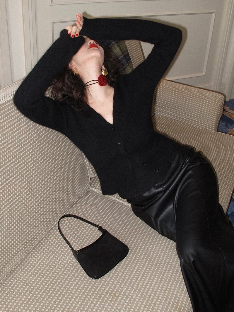 

Мягкий вязаный свитер с V-образным вырезом, женский, с длинными рукавами, из вельвета, винтажный, осенний, модный, в гонконгском стиле, на пуговицах, кардиган