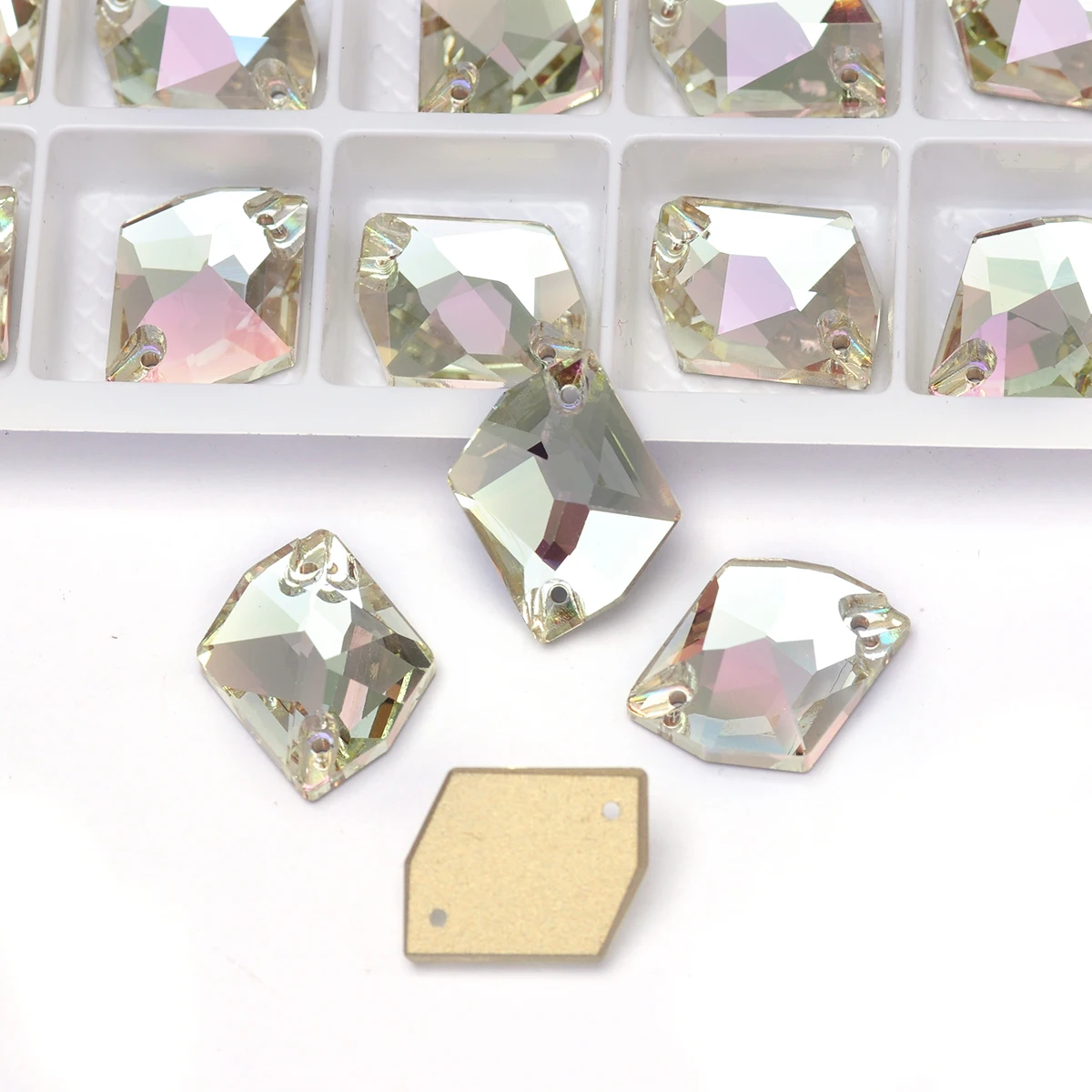 PUBRILEX Leuchtend Grüne K9 Glas-Aufnähsteine in Verschiedenen Formen, Kristall-Strasssteine mit Flacher Rückseite zum Aufnähen für DIY-Taschen und Kleidungsstücke – Detail 2