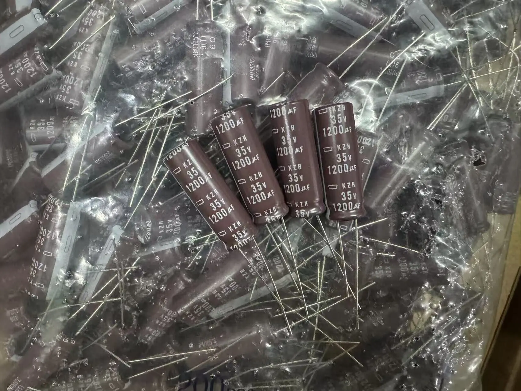 2025 NEW hot sale Imported NIPPON electrolytic capacitor 1200uf 35v 35V1200UF 10X30 KZH long life of 105 degrees brown