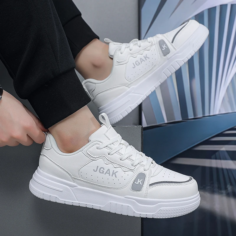 أحذية رجالية ربيعية جديدة قابلة للتنفس، أحذية رياضية كاجوال متعددة الاستخدامات وعصرية، أحذية رياضية بيضاء مضادة للانزلاق ونعل ناعم ومنخفضة