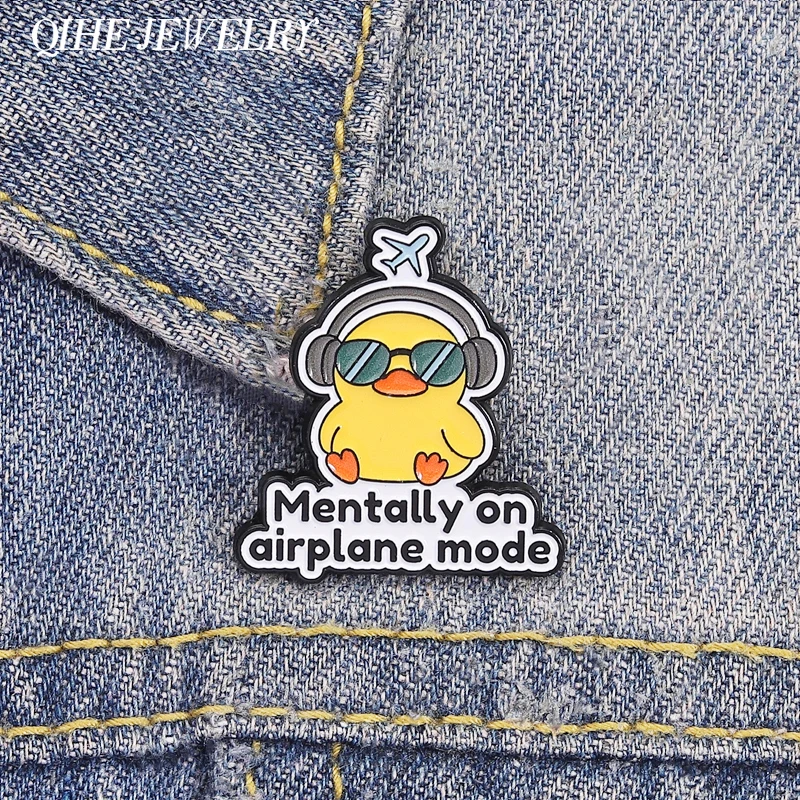 Mental auf Flugzeugmodus Entenbrosche Emaille Pins Cartoon Niedliche Ente Mental Health & Self-Care Broschen Anstecknadel Schmuck Geschenke