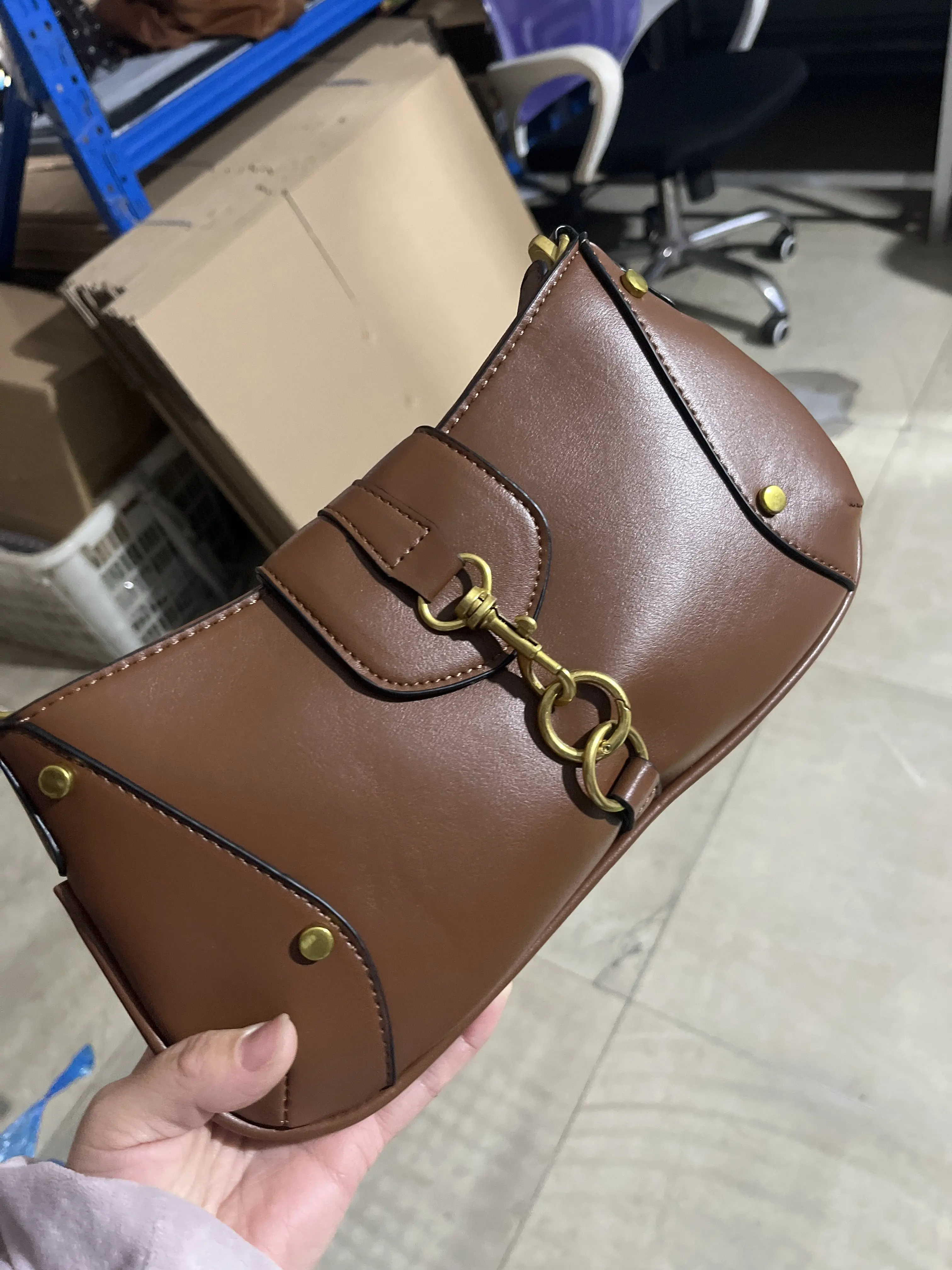 Vielseitige Designer-Handtasche mit Karabinerhaken, Damen-Umhängetasche mit Schlüsselschloss-Schnalle, Motorrad-Einkaufstasche im Biker-Stil, Braun, Reißverschluss – Detail 2