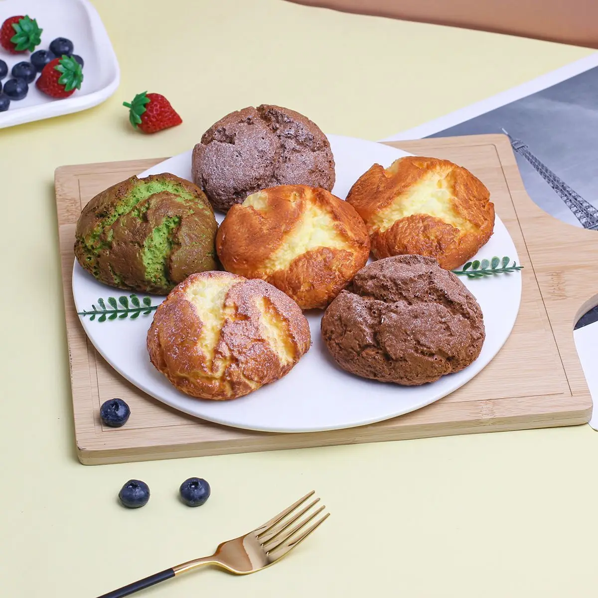 قطعة واحدة من تشعر الخبز المحاكاة فائقة النعومة، وترتداد ببطء ويقرص كعكة العسل المتشققة.