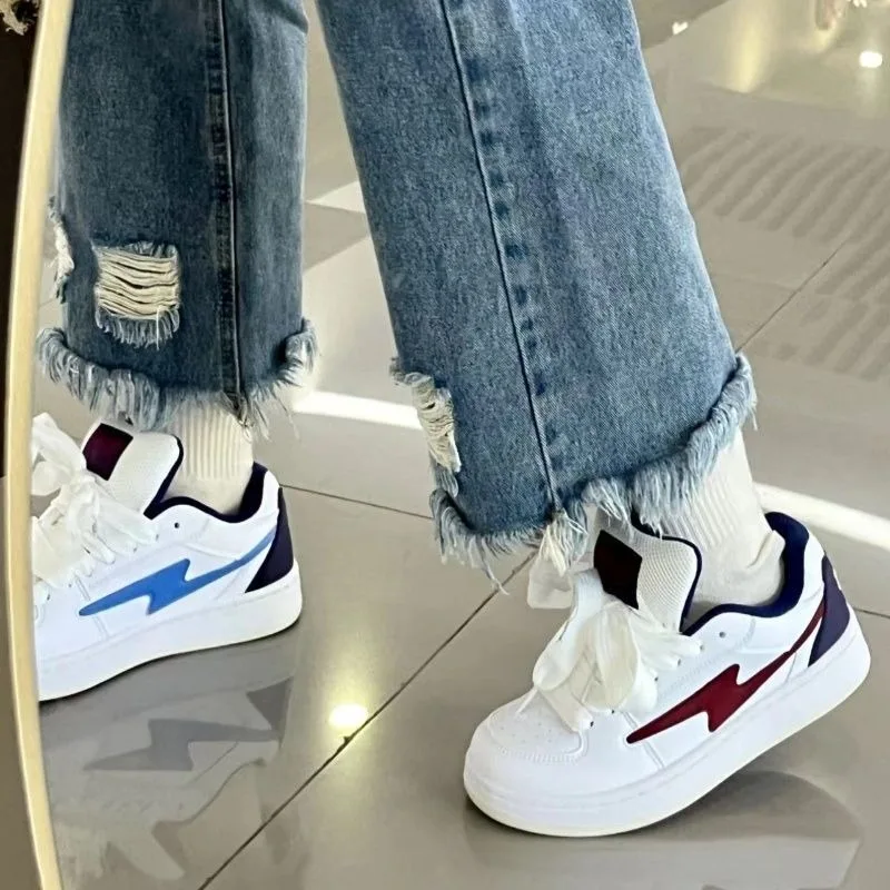 

Женские белые туфли в тон 2025 года. Легкие кроссовки на платформе, увеличивающие рост. Нескользящая износостойкая вулканизированная обувь.