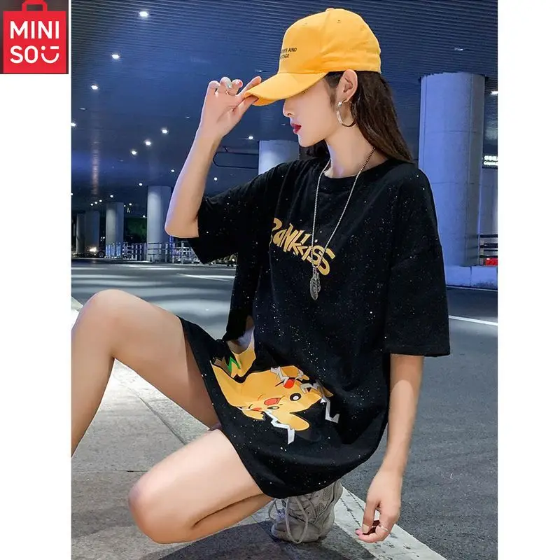 MINISO جديد حجم كبير 2-300 جنيه تي شيرت بأكمام قصيرة ملابس الصيف النسائية 2025 جديد ins فضفاض متوسط طويل الاتجاه العلوي