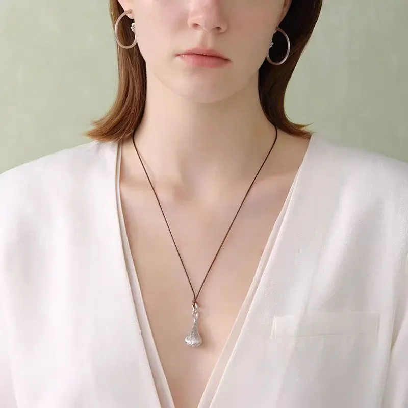Commuter versatile shell pattern leather rope necklace female simple design adjustable black drawstring irregular pendant