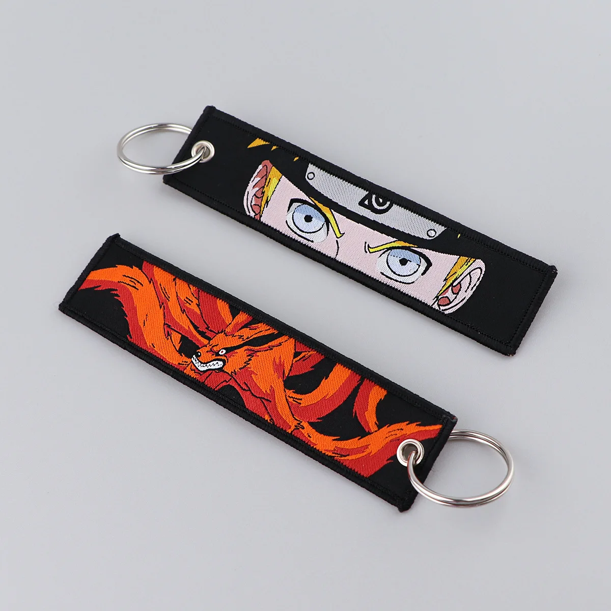 Anime Naruto Bestickte Schlüsselanhänger Coole Schlüsselanhänger für Frauen Männer Auto-Schlüsselring Cosplay Zubehör Spielzeug Geschenk