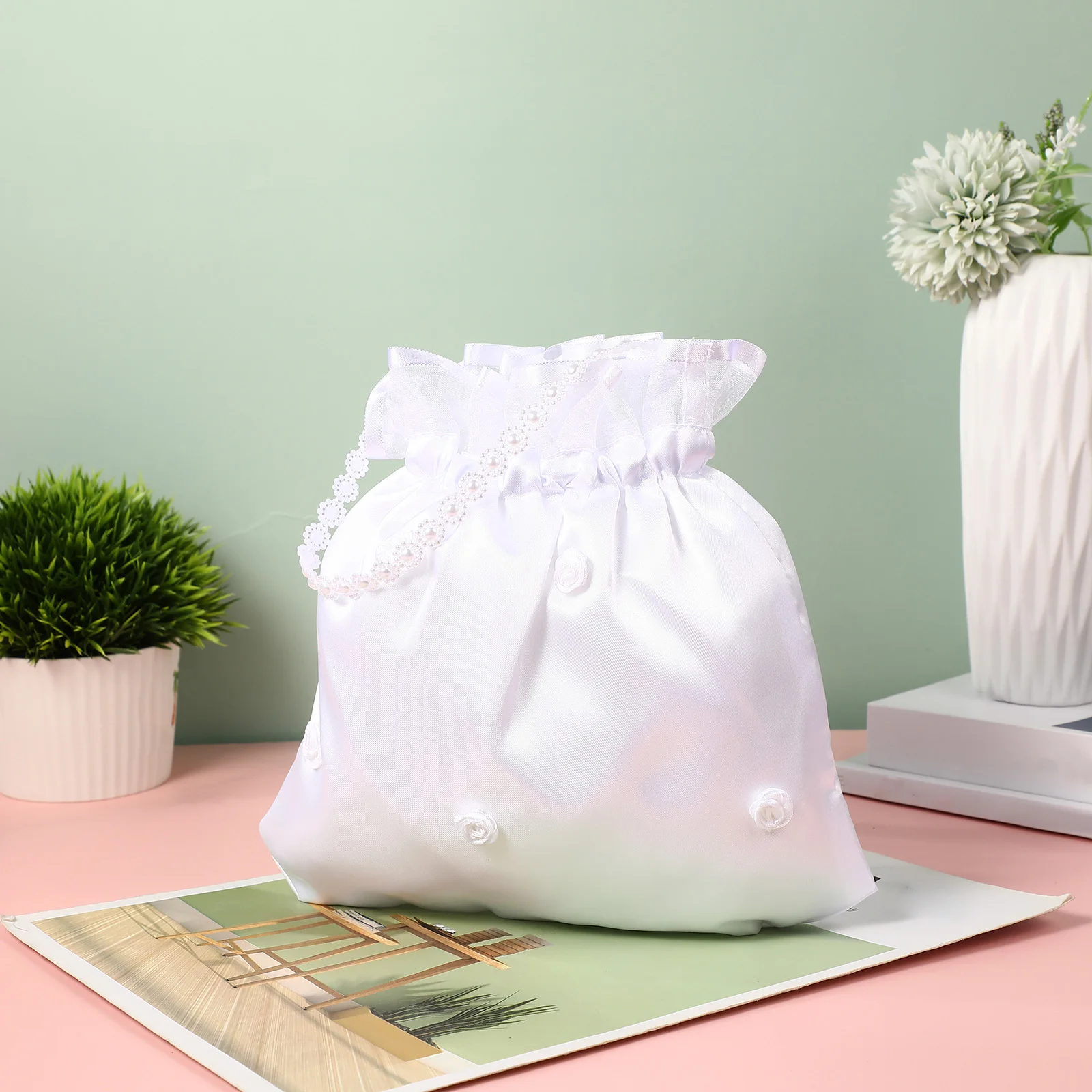 

Charming Dolly Bag Premium Satin Wedding Handbag Bridesmaid Gift Candy Holder Party Favor Bags White Elegant Bride Accessory
