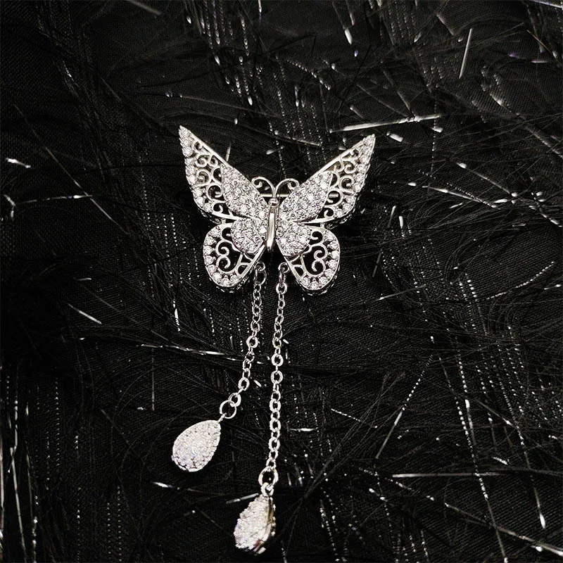 

High-end hollowed-out butterfly tassel brooch, women's fashionable and elegant brooch, retro insect pin accessory