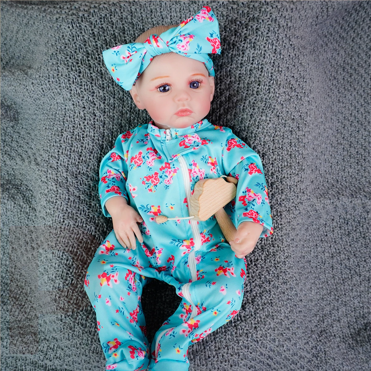 

A Lifelike Newborn Baby Doll with A Soft Posturable Body and Accessories Pretending To Play and Collect Children's Toy Gifts