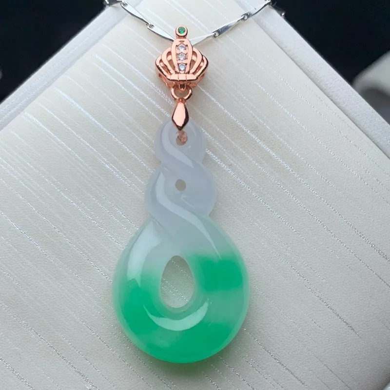 Collier pendentif de type Jade Ice avec émeraudes flottantes, couleur émeraude de mine ancienne, qui transforme votre look