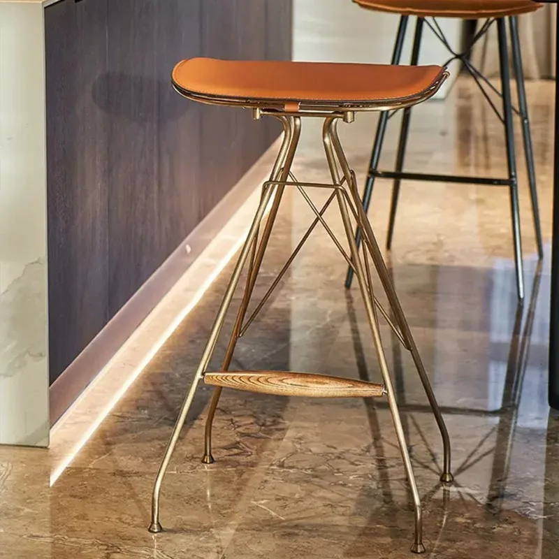 

Промышленный дизайн, высота барного стула, легкий роскошный современный минималистичный стиль, седло из кожи, стул без подлокотников из нержавеющей стали