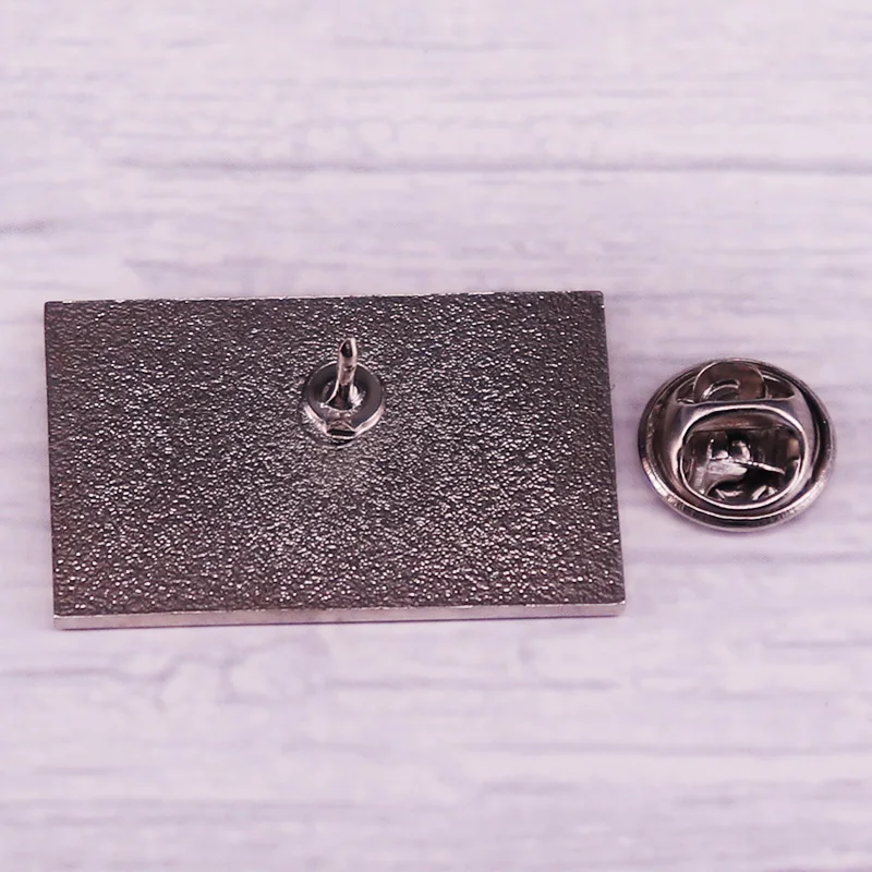 AK-47 الدفاع عن المساواة فخر العلم المينا دبوس عبر LGBTQ بروش شارة الملابس قبعة ظهره الديكور مجوهرات اكسسوارات