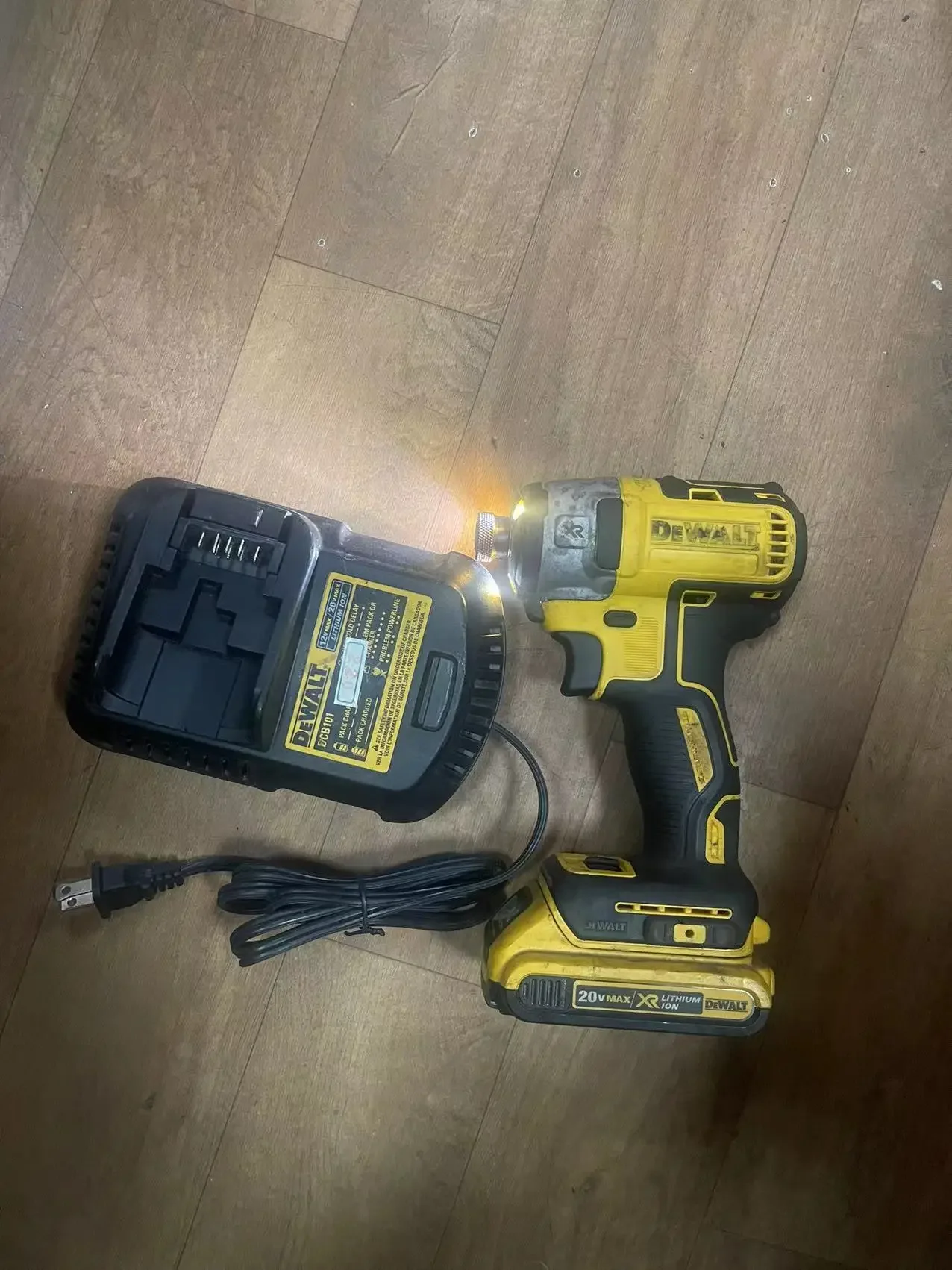 

DeWalt 20 Volt 20v Max Brushless Cordless 1/4" Impact Driver,WITH CHARGER(220V),WITH ONE 2AMP BATTERY ,SECOND HAND