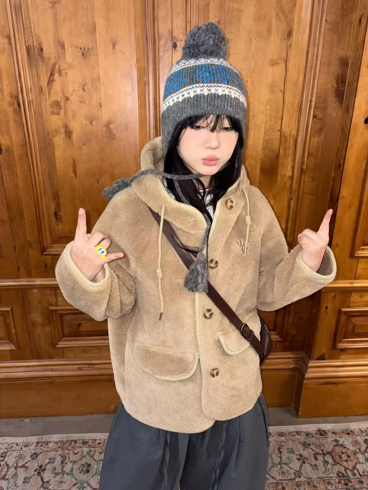 

Ретро-пальто из американского овечьего меха с капюшоном, свободное, теплое, удлиненное, для женщин, эксклюзивно онлайн, из полиэстера, средней длины