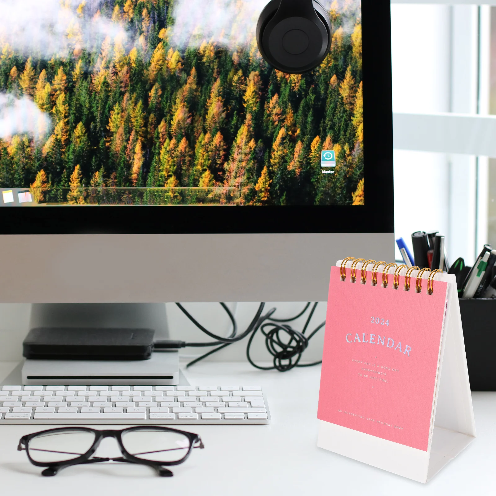 

High Aesthetic 2024 Thick Paper Desktop Flip For Office Home Decor Modern Design Coil Binding Mini Desk Calendar Small