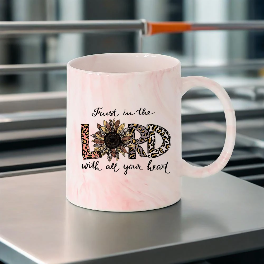 

Керамическая кружка с дизайном подсолнуха Лорда, кофейная кружка с бабочкой и цветочным узором, идеально подходит для христианских подарков, просто молись, забавные кружки