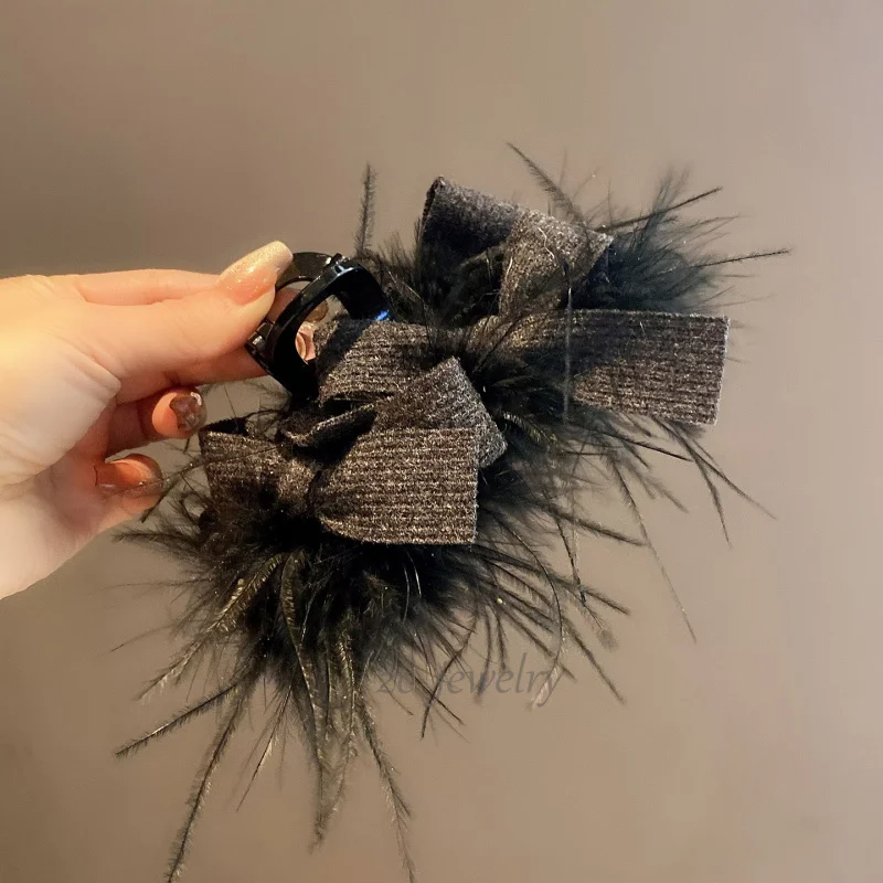 

High-End Fashion Gray Bow Feather Claw Clip for Women, Enhancing Volume at the Back of the Head, Shark Clip Hairpin