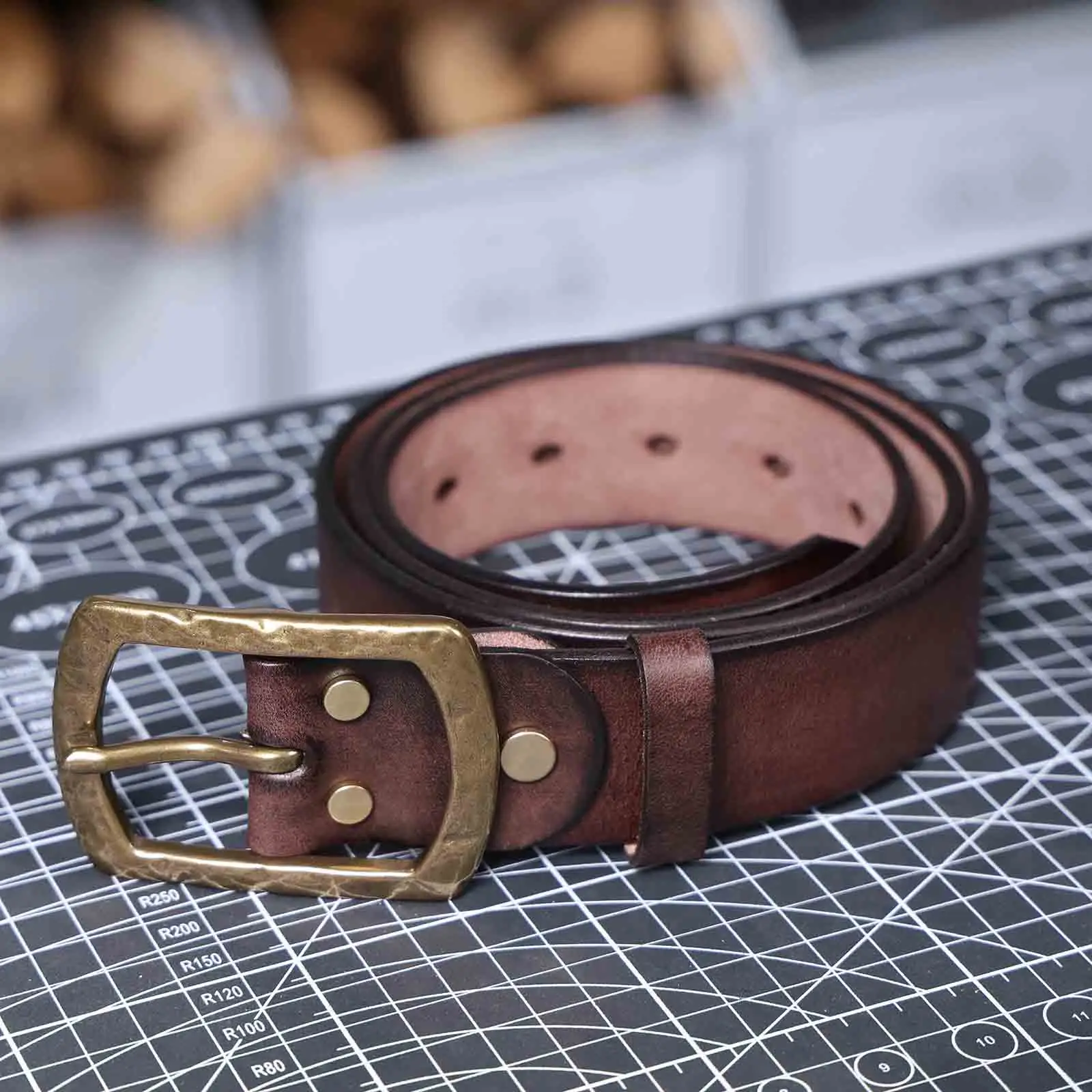 Echtleder-Herrengürtel mit massiver Messingschnalle, handgefertigter Casual-Gürtel mit Geschenkbox, verdicktes italienisches Leder – Detail 13
