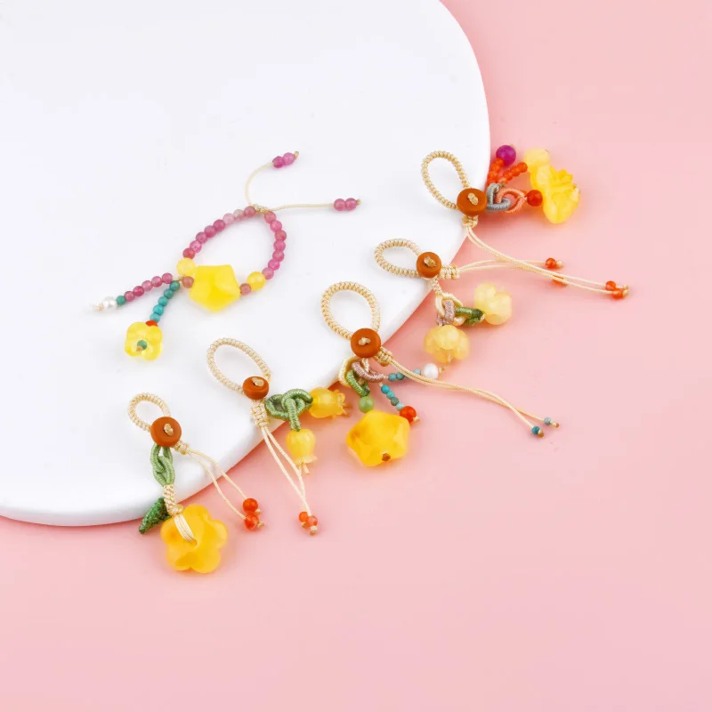 Natural beeswax is processed into star-shaped, flower-shaped, butterfly-shaped flower bud-shaped beads for bracelet pendants.