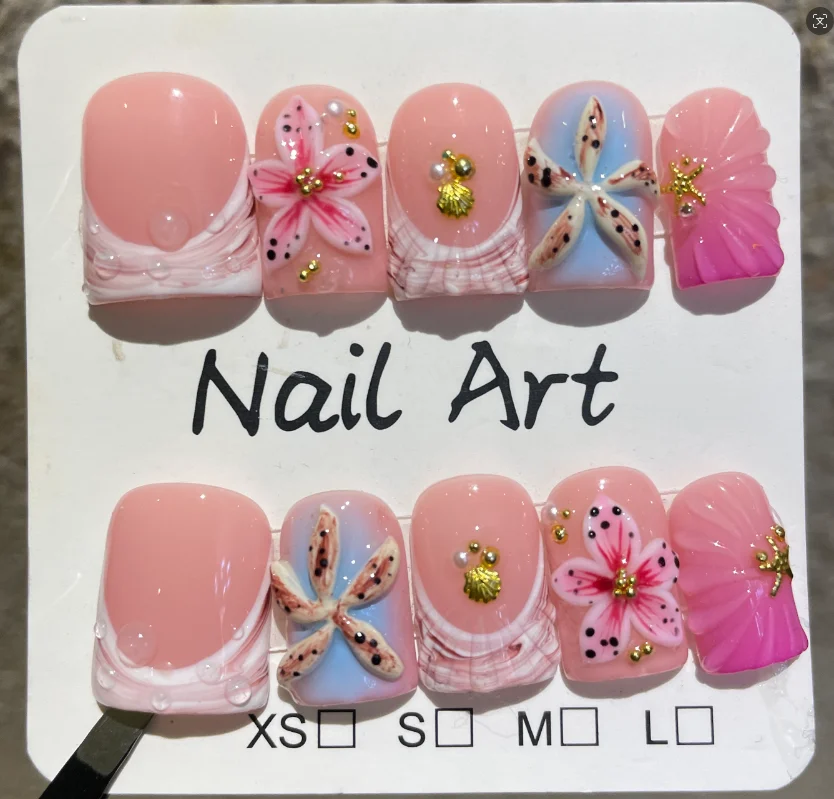 Set de 10 uñas postizas cortas en forma de pico de pato con mariposa y flor 3D, punta francesa rosa, perlas y corazones 3