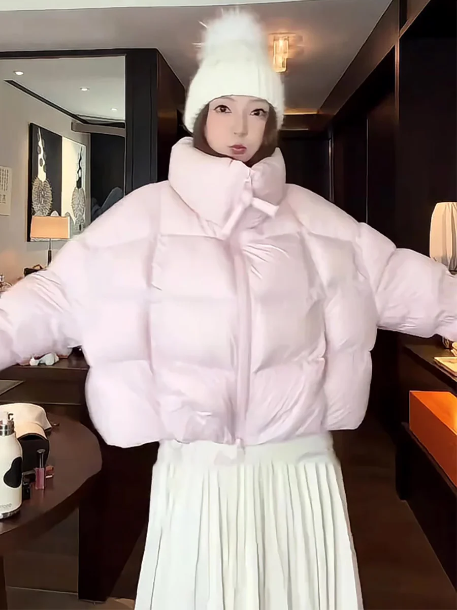 معطف شتوي نسائي منفوخ أبيض اللون بياقة عالية وأكمام منتفخة دافئة وطويلة غير رسمية