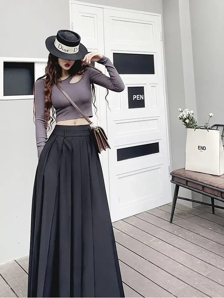 レトロなローウエストのカジュアルでスリムな足首丈のプリーツスカート、大きな裾が特徴の黒のアメリカンクールでスタイリッシュなスカート