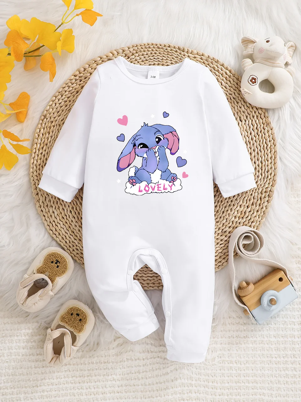 

A baby long-sleeved onesie with interesting letter prints. It features a buttoned design for easy putting on and taking off, and