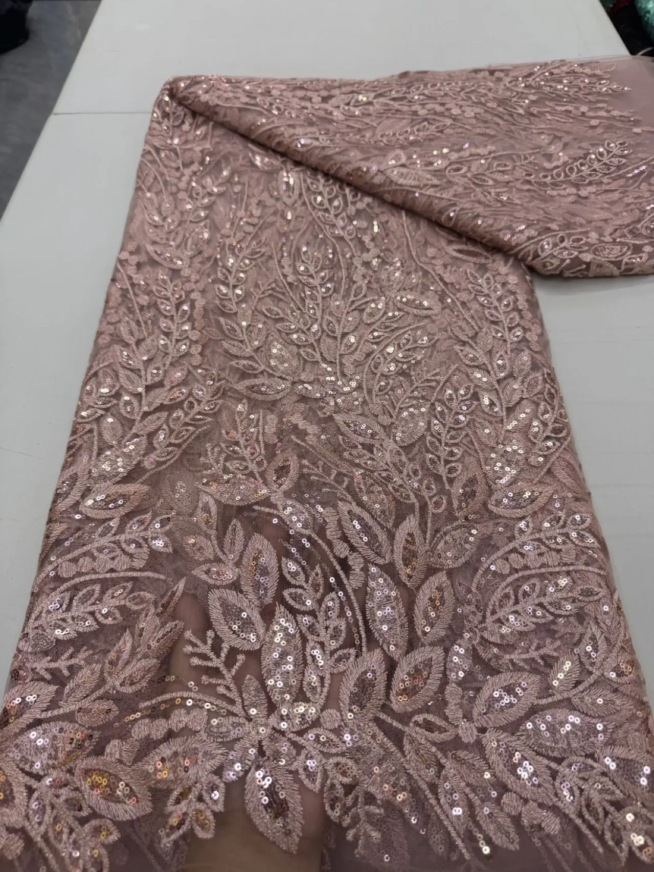 

Нигерийская кружевная ткань премиум (5 ярдов) — роскошный тюль из гипюра с вышивкой и блестками для свадебных/свадебных платьев, африканский дизайн, 2025 г.