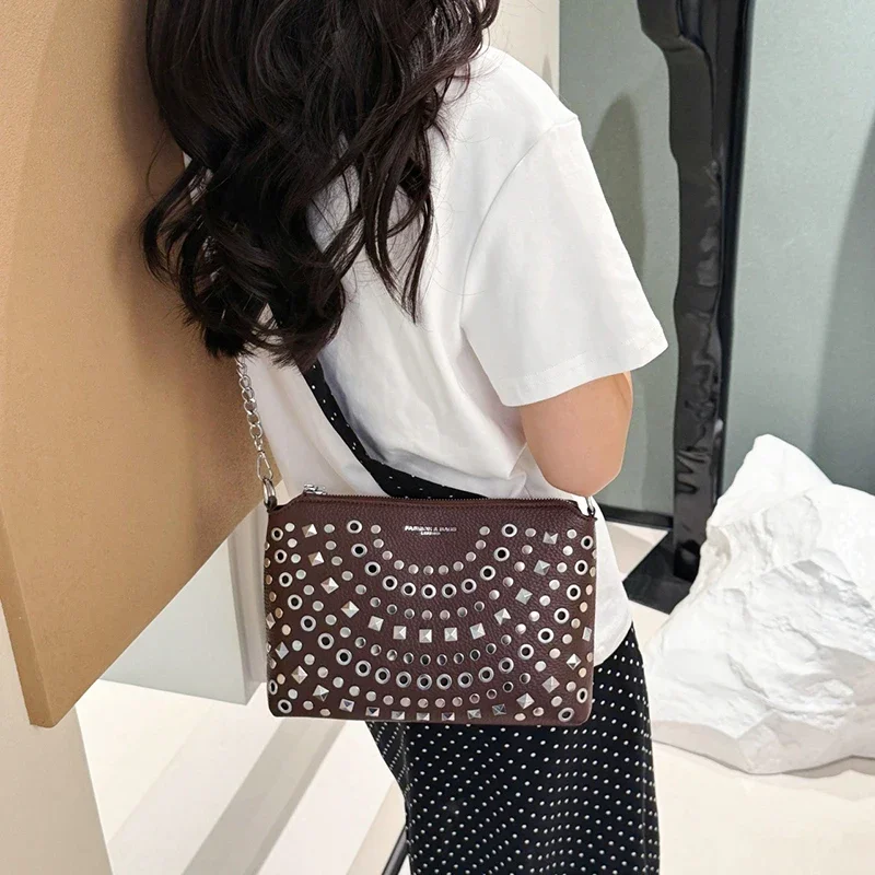 Europäische und amerikanische Schultertasche mit Nietenkette, Damenmode, cooler Street-Style, Umhängetasche, große Kapazität, Pendler-Handtasche – Detail 10