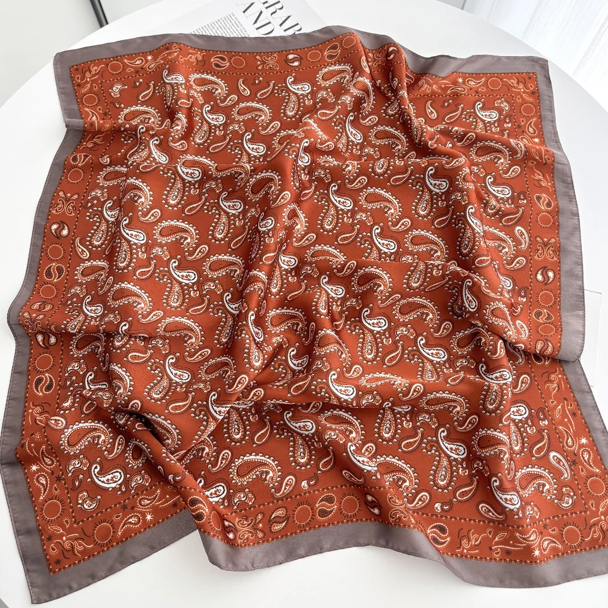 新鮮な芸術的なプリントの女性のスカーフ軽量防風ソフトサテンスクエアネックスカーフ女性のヘアバンドバンダナ