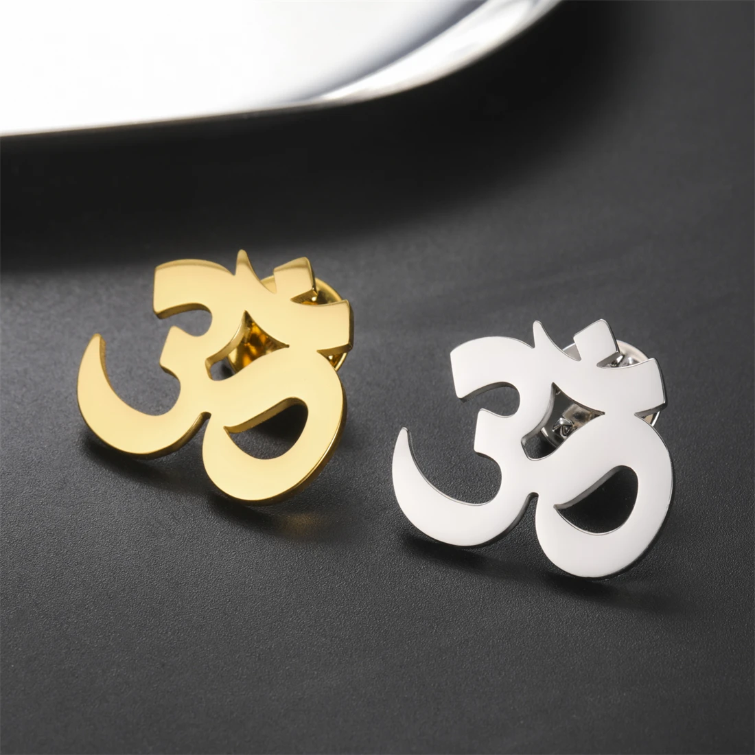 Retro yoga OM symbol brooch, stainless steel Buddhist OM symbol brooch, suit shirt badge, daily party accessories, jewelry