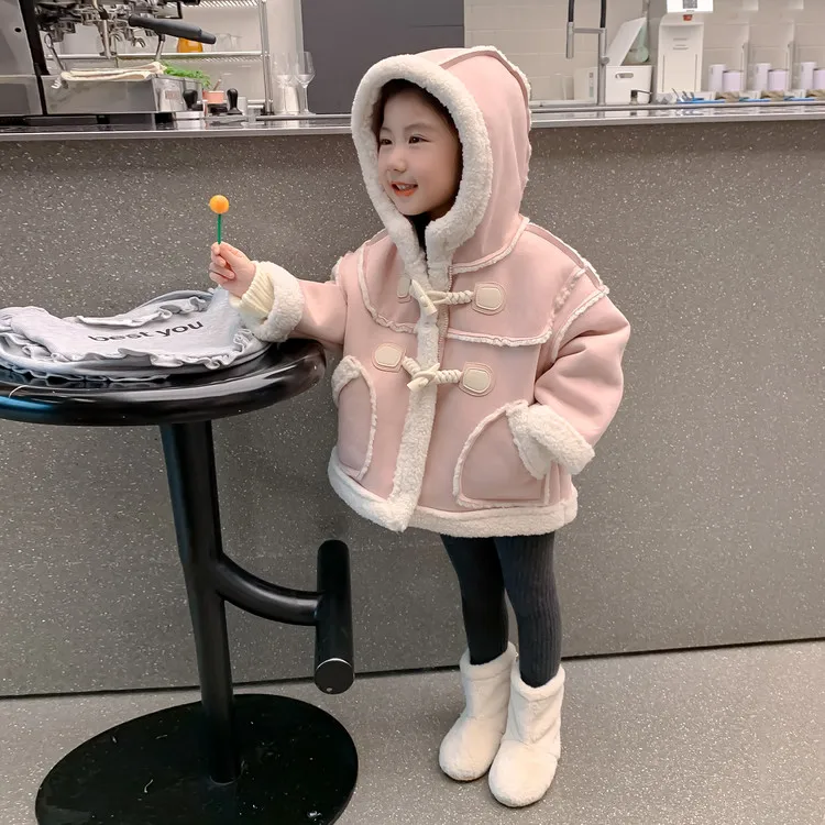 giacca-con-cappuccio-rosa-caldo-da-ragazza-comodo-cappotto-invernale-dal-design-con-bottoni-a-ginocchiera-per-i-piu-piccoli-capispalla-per-bambini-alla-moda-per-l'autunno-inverno