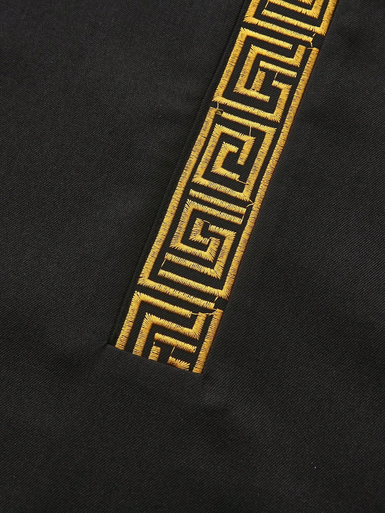 صوب رجل مسلم هو ملابس إسلامية تقليدية بأكمام طويلة وياقة واقفة وتطريز فضفاض