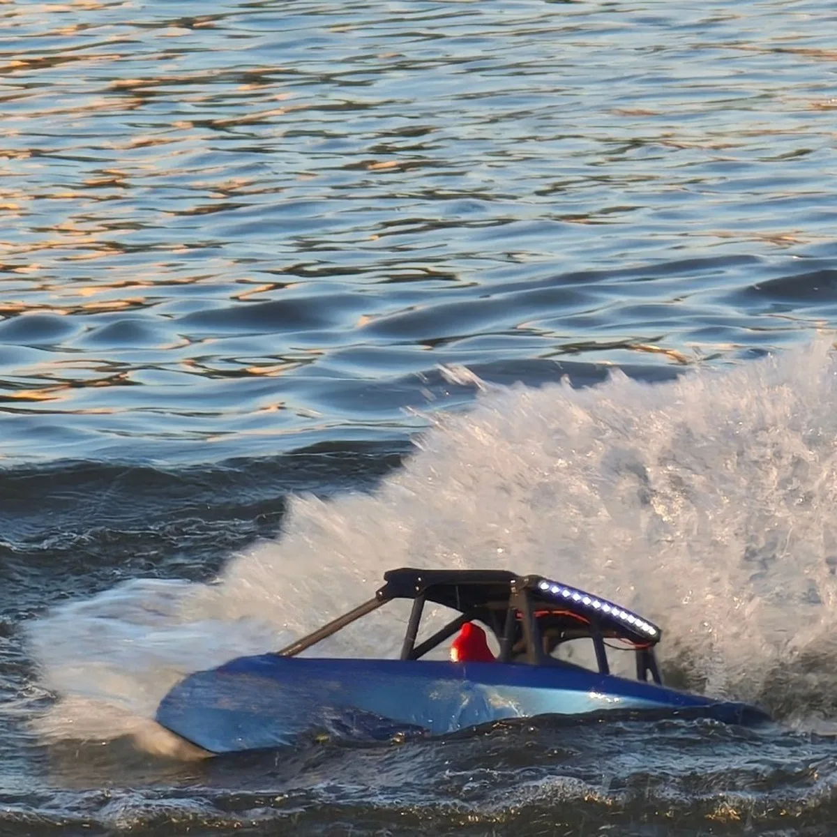 1/6 RC Boot 58,4 cm Simulierte Strahlpumpe Fernbedienung Schiffe Ausgestattet mit Aluminiumlegierung Klingen RC Schiffe Modell RTR Schiff Spielzeug