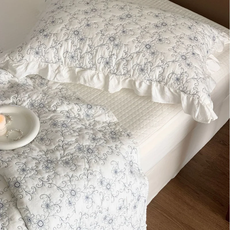 Vintage Floral Embroidery Quilted Bedspread 3-Piece Set, Romantic Cotton Quilt with Ruffled Edge, Solid Color All-Season Bedding