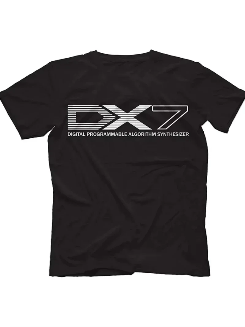 Le T-shirt noir présente un motif graphique représentant l’algorithme du synthétiseur numérique Dx7, et il s’agit d’un T-shirt de synthétiseur dans le style streetwear.