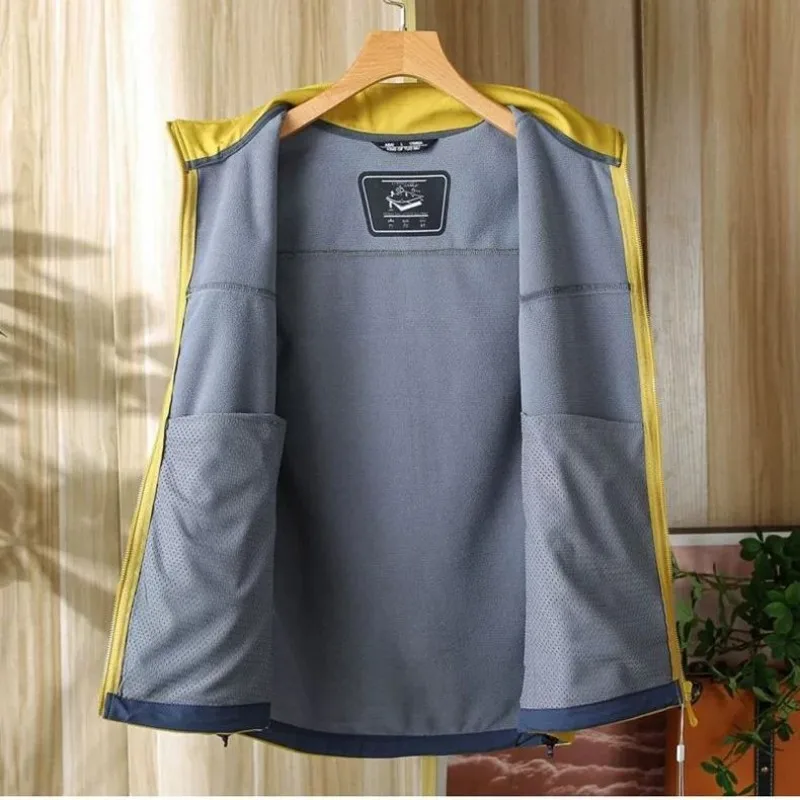 Outdoor light luxury men\'s fashion stand-up collar fleece windproof waterproof soft shell vest jacket