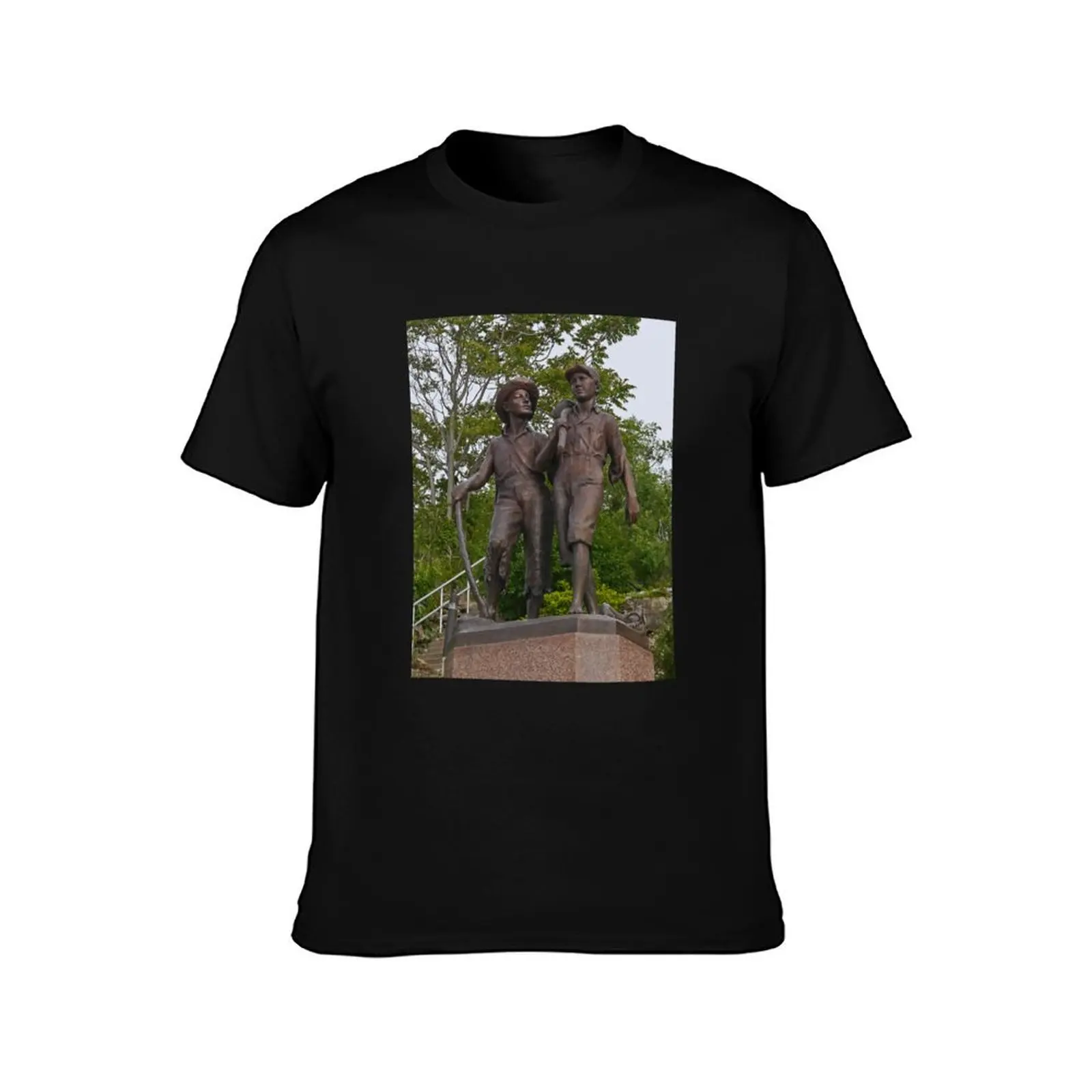 Tom Sawyer and Huckleberry Finn, Hannibal, Missouri, USA T-Shirt Holiday Casual Short Sleeve Top T-Shirt