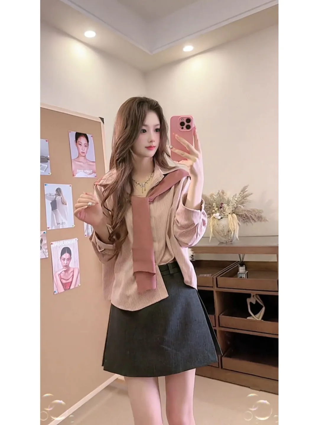 

Корейский стиль: комплект из двух предметов для женщин — рубашка с длинным рукавом в полоску и короткая юбка с запахом на плечах, осень 2025