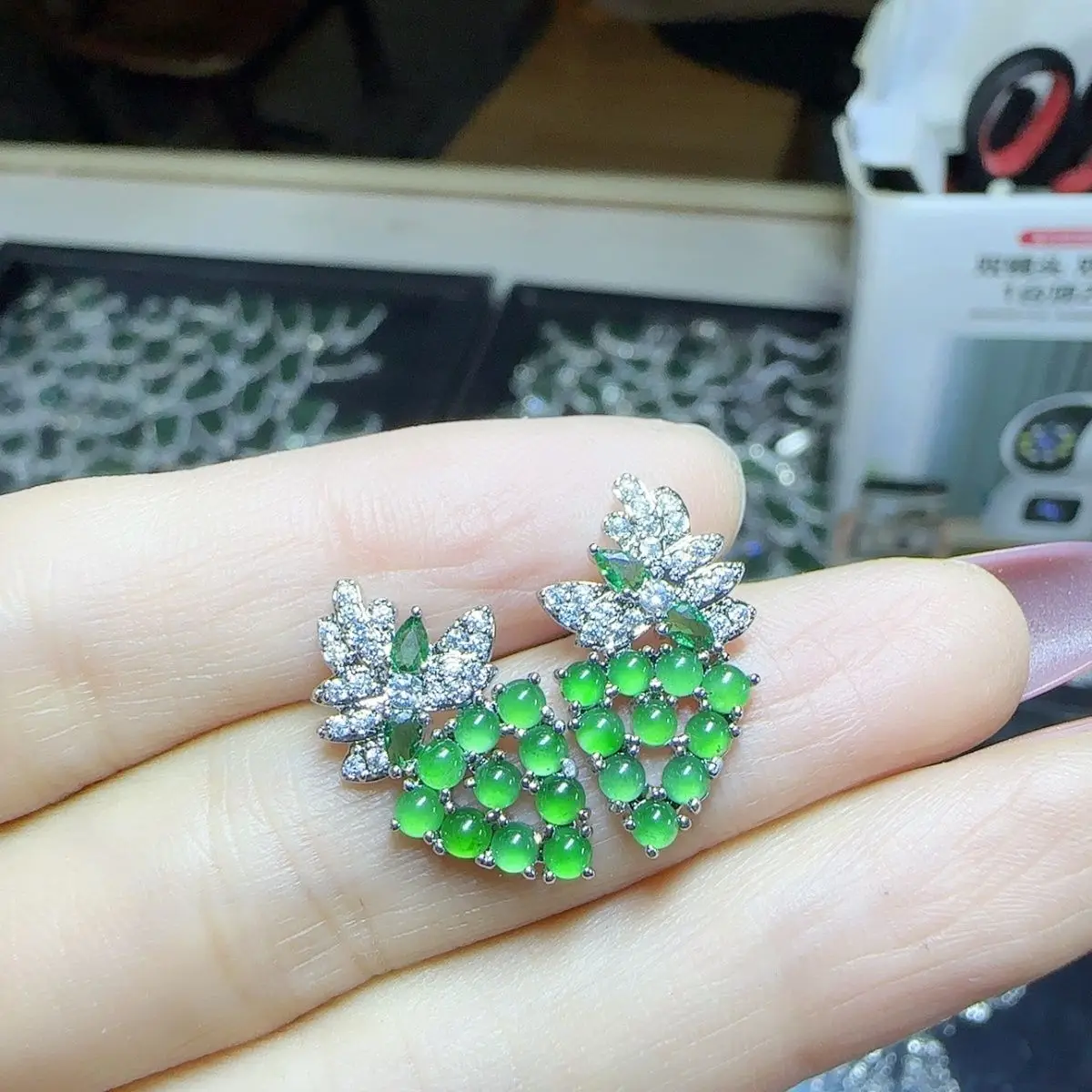 Natural A jadeite ice green egg surface strawberry stud earrings (choose one of the best in diversity)
