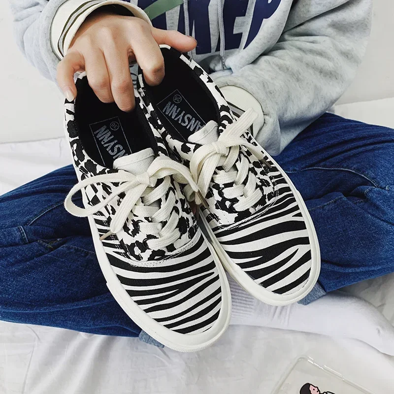 Sapato de lona com estampa zebra para mulheres, mocassins decotado para senhoras, tênis na moda para estudantes, clássico e casual, novo