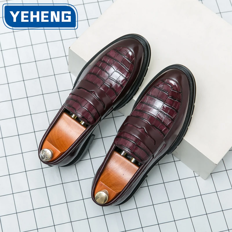 

Men British stone pattern Leather Shoes Casual Retro Slip on loafers Dress Fashion Luxury Platform Business Formal Wedding Shoes