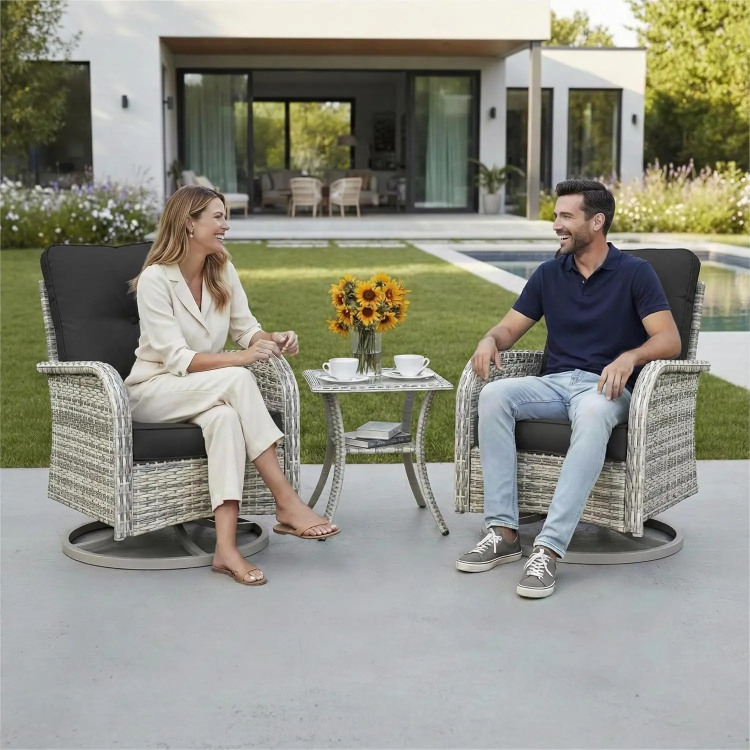 

Комплект садовой мебели из 3 предметов: уличные вращающиеся кресла-качалки с плетеными сиденьями и боковой стенкой из закаленного стекла, на заказ