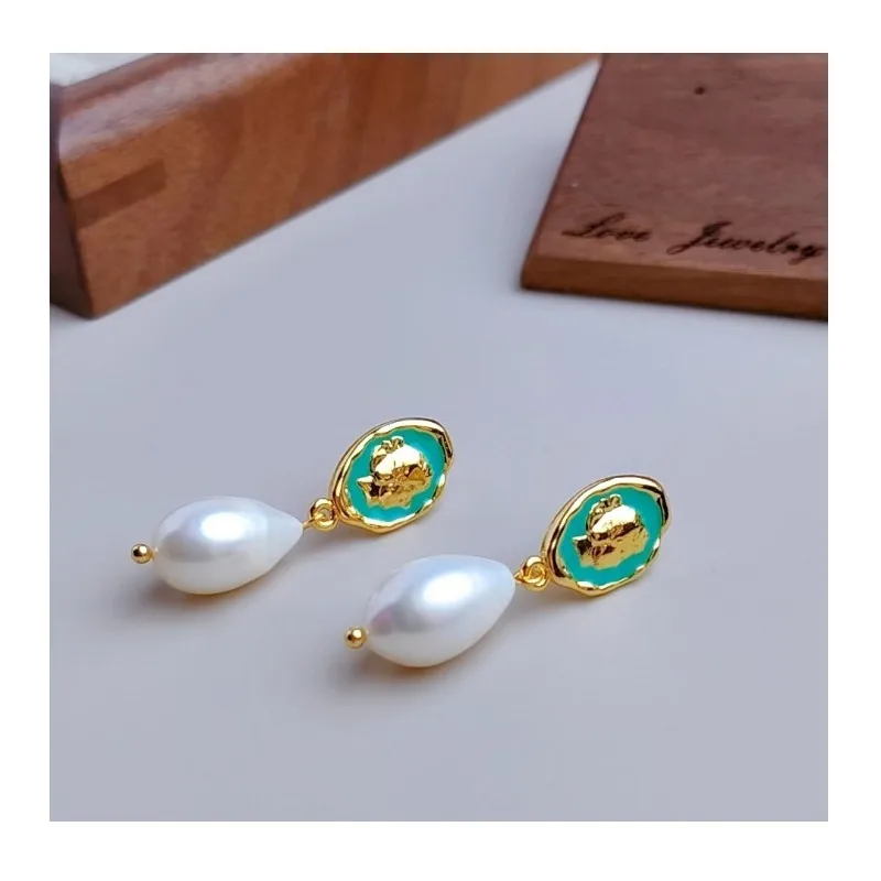 

Fashion Retro Style Portrait Pearl Earrings French Earrings Autumn and Winter Metal High-end Stud Earrings Needle Earrings